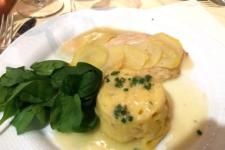 Timballo di tagliolini di casa al limone con filetto di branzino damo in crosta di patate e spinacini saltati Timballo di tagliolini di casa al limone con filetto di branzino damo in crosta di patate e spinacini saltati