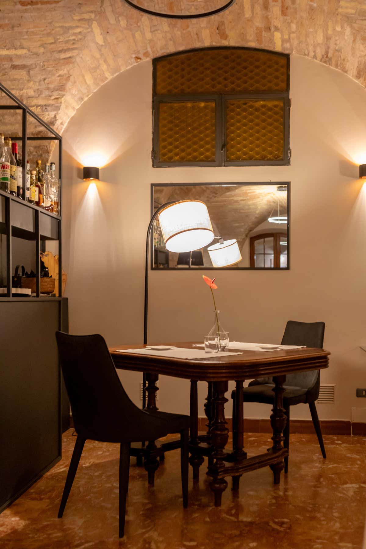Un dettaglio della sala interna di Osteria Ophis