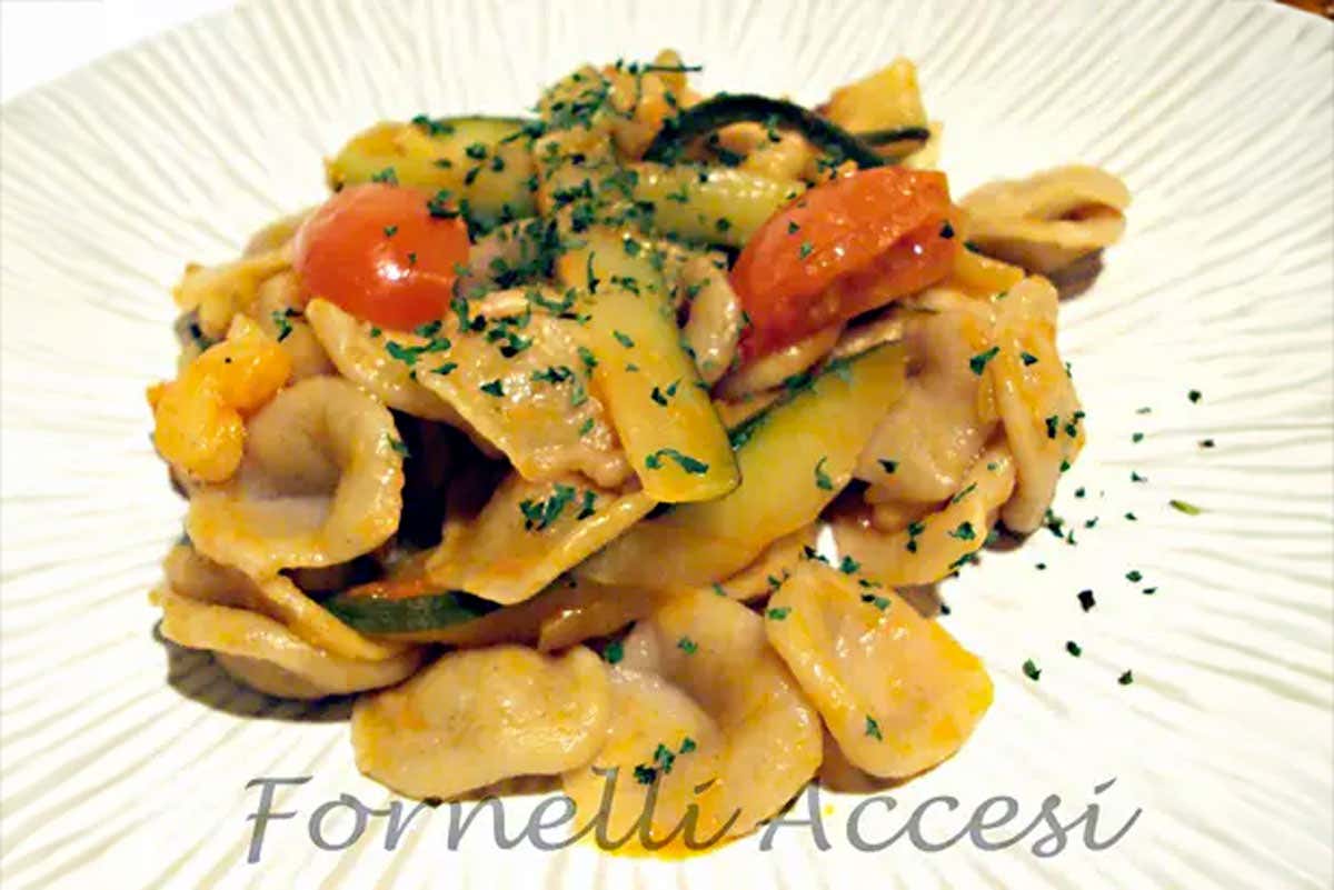 Orecchiette con gamberetti e verdure: idea per un pranzo leggero