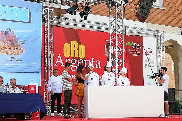Gli studenti hanno cucinato sotto lo sguardo attento di una giuria tecnica e una popolare (Oro d’Argenta Premiato l’Enac di Puglia) Gli studenti hanno cucinato sotto lo sguardo attento di una giuria tecnica e una popolare (Oro d’Argenta Premiato l’Enac di Puglia)