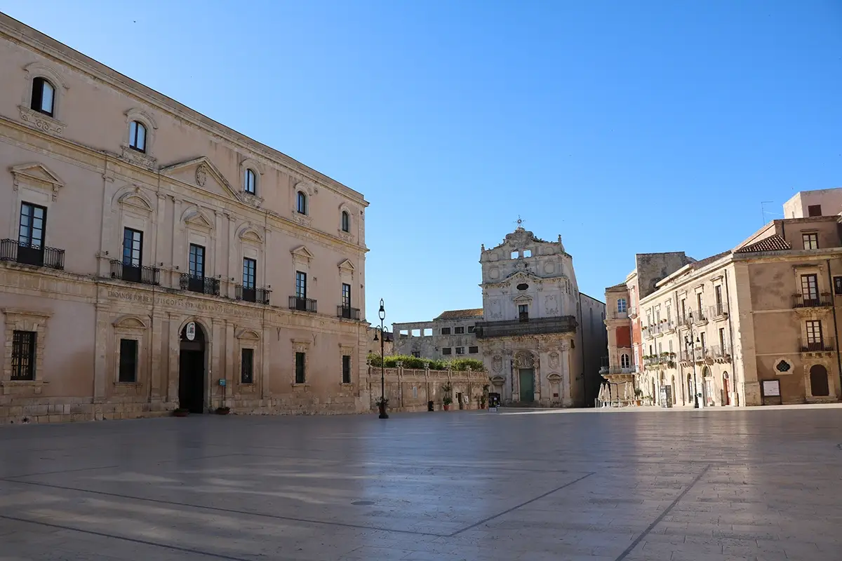 Piazza duomo e Santa Lucia alla Badia a Ortigia Siracusa