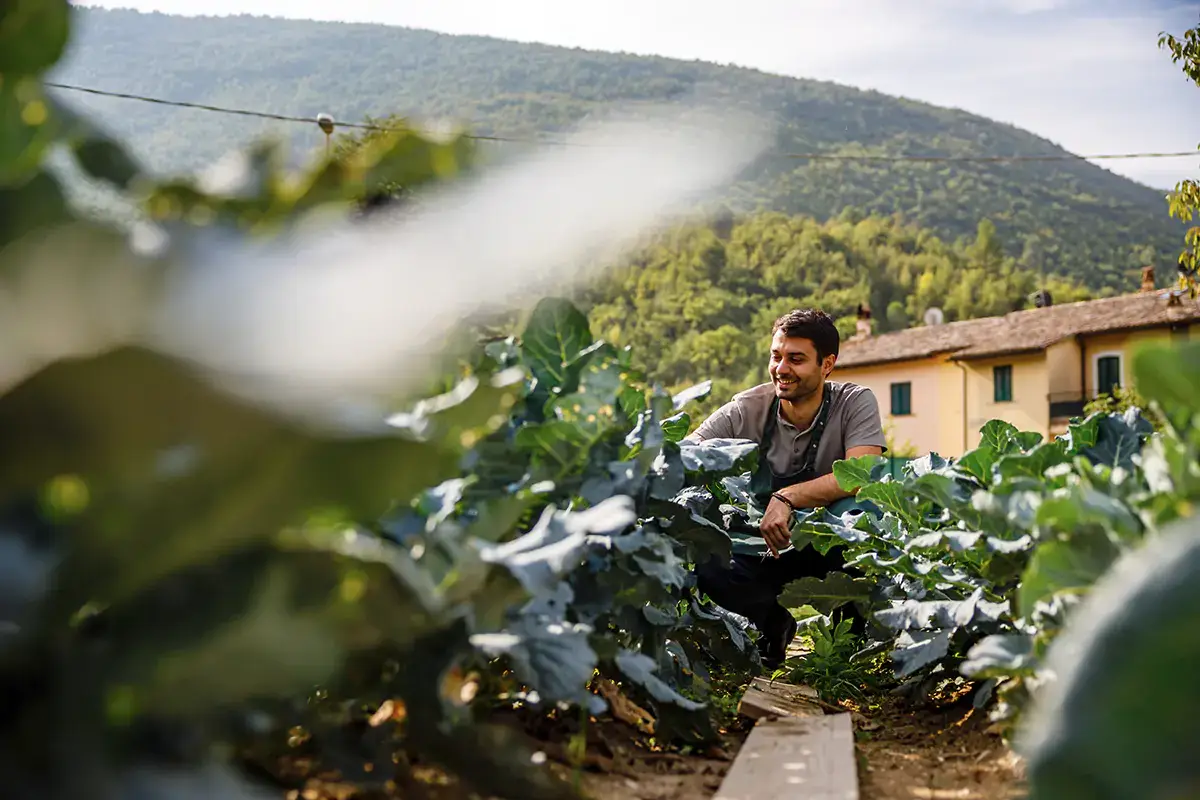 Giulio Gigli nell'orto di Une, il suo nuovo ristorante di Capodacqua (Pg) Giulio Gigli torna in Umbria dove ha aperto il ristorante Une