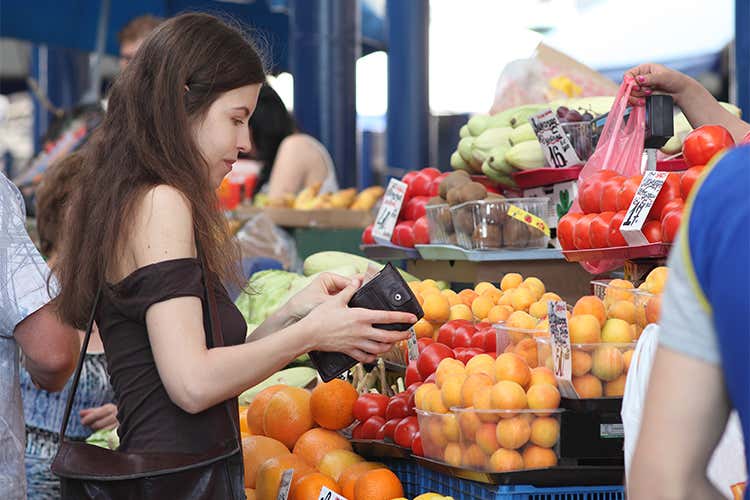 Ortofrutta, gli italiani scelgono il fresco Spesi oltre 3 miliardi di euro nel 2016 Ortofrutta, gli italiani scelgono il fresco Spesi oltre 3 miliardi di euro nel 2016