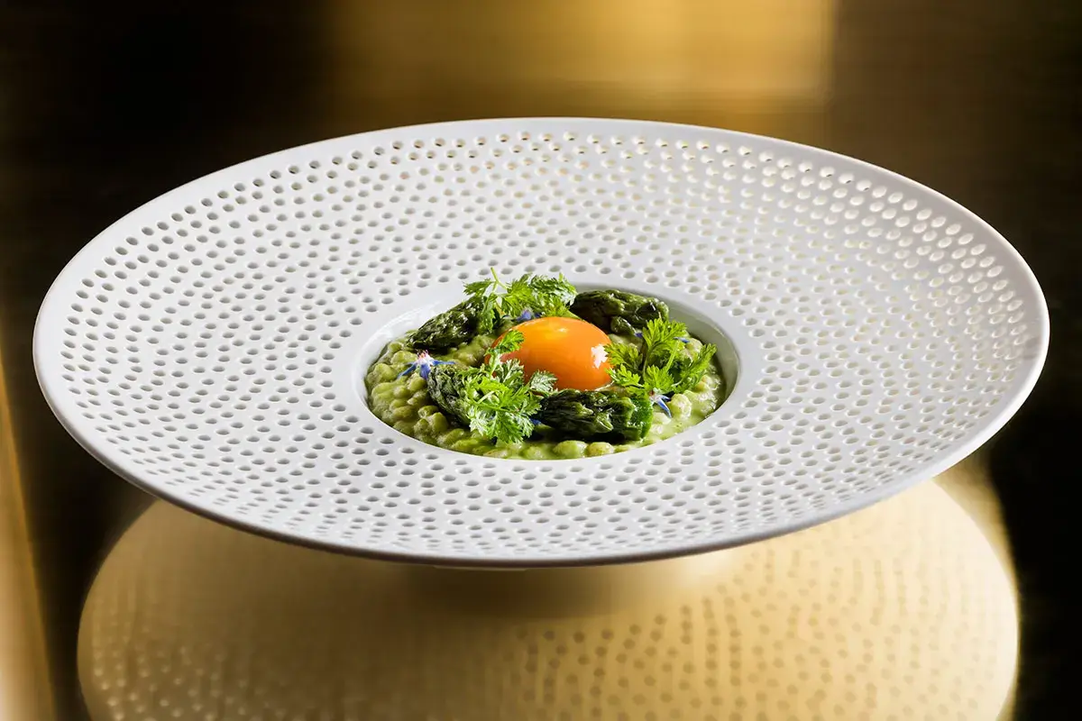 Orzotto agli Asparagi verdi mantecato all&rsquo;olio di nocciola, tuorlo ripieno di patate e tartufo nero... briciole di Grana Padano croccante Greenology, l&rsquo;arte della cucina a base vegetale
