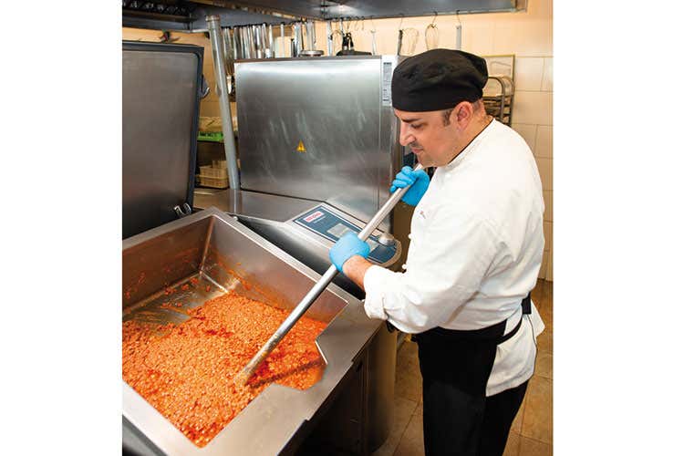 Daniele Bulgarini con il VarioCookingCenter (Osteria 051 e il VarioCookingCenter Bologna incontra la tecnologia Rational)