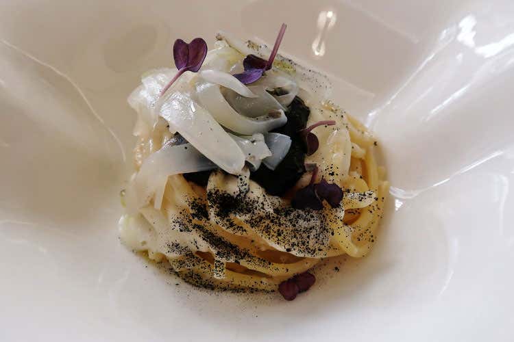 Spaghetto bianco e nero, crema di seppia, salsa del suo nero, julienne di seppia cruda e polvere di nero disidratato (Osteria il Moro A Trapani tradizione e gourmet)