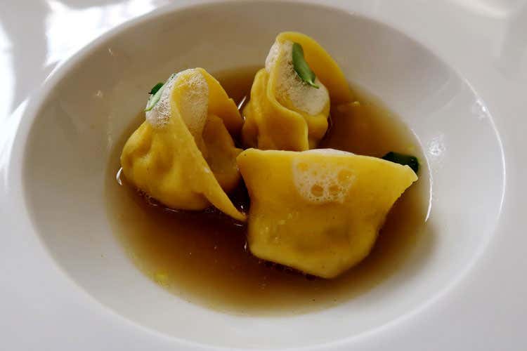 Tortelli ripieni di burrata e scampi, aria di yuzu, brodo di crostacei(Osteria il Moro A Trapani tradizione e gourmet)