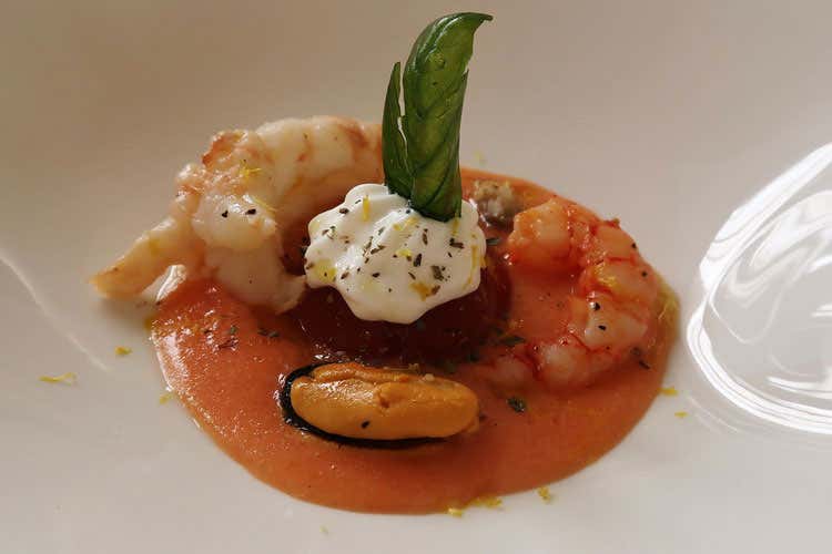 &ldquo;Caprese di mare&rdquo; con acqua e gel di pomodoro, mousse di bufala, frutti di mare scottati, aglio e origano (Osteria il Moro A Trapani tradizione e gourmet)