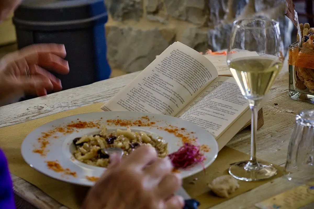 Per stupire il proprio amore regalate una storia o una poesia. Nella foto: Osteria zia Valentina a Morfasso Piacentino San Valentino tra cucina e poesia: i consigli per una serata perfetta