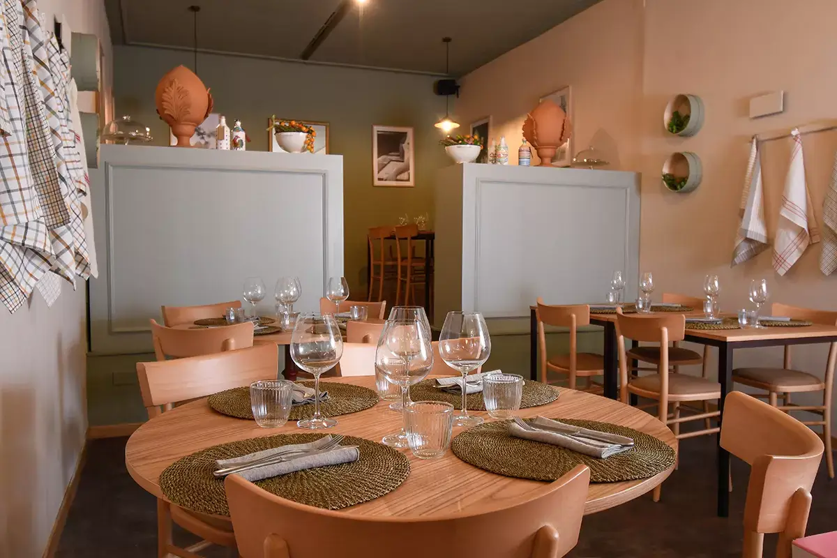 Per gli interni lo stile delle masserie pugliesi. Foto: Benedetta Bassanelli&nbsp; Angolo di Puglia a Milano: apre Ricci Osteria