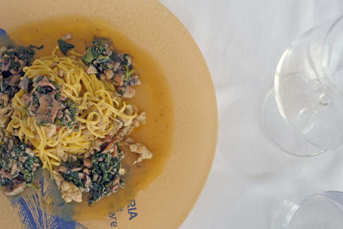 Pesce alla brace e tradizione: è l'Osteria Magona Mare a Cecina con chiringuito