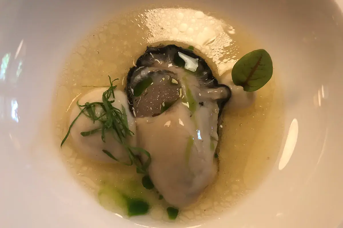 L'ostrica in brodo di sedano rapa L'autunno del San Domenico, nel menu tutta l'espressività dello chef Max Mascia