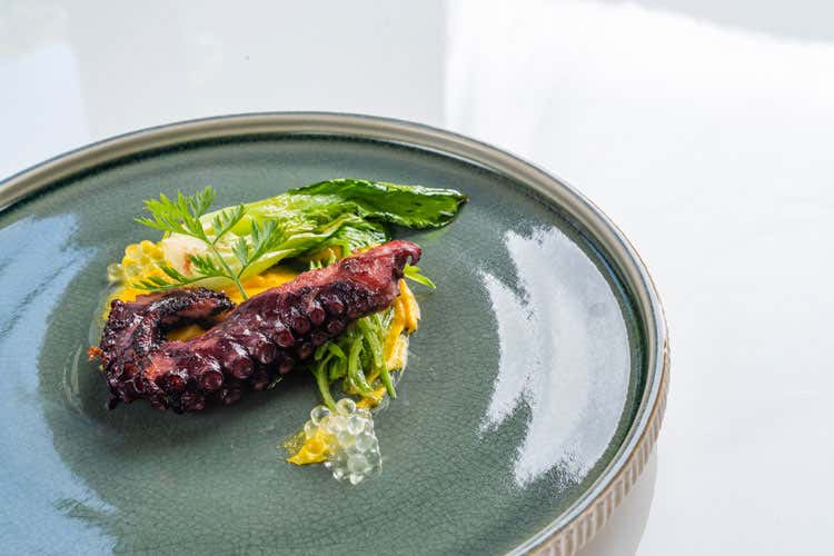 Il tentacolo di polpo grigliato su crema di carote, piselli novelli e caviale al limone -Cena al Castello di Otocec scrigno sloveno da piatto Michelin