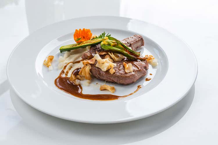 Lombata di vitello con i topinambur in 3 consistenze e fiori di zucchinaCena al Castello di Otocec scrigno sloveno da piatto Michelin