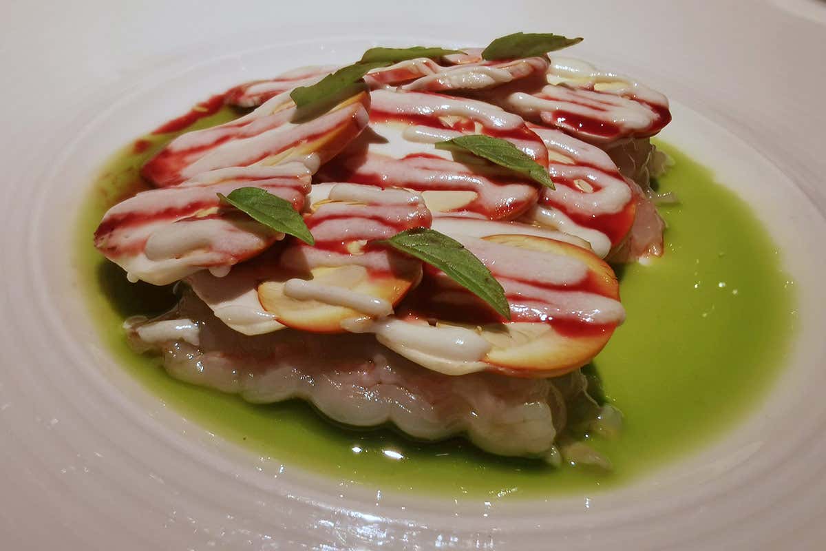 Scampi affumicati con ovuli, crema di caprino e gocce di rapa rossa L’Ottava Nota, ristorante di classe modernamente gourmet Scampi affumicati con ovuli, crema di caprino e gocce di rapa rossa L’Ottava Nota, ristorante di classe modernamente gourmet