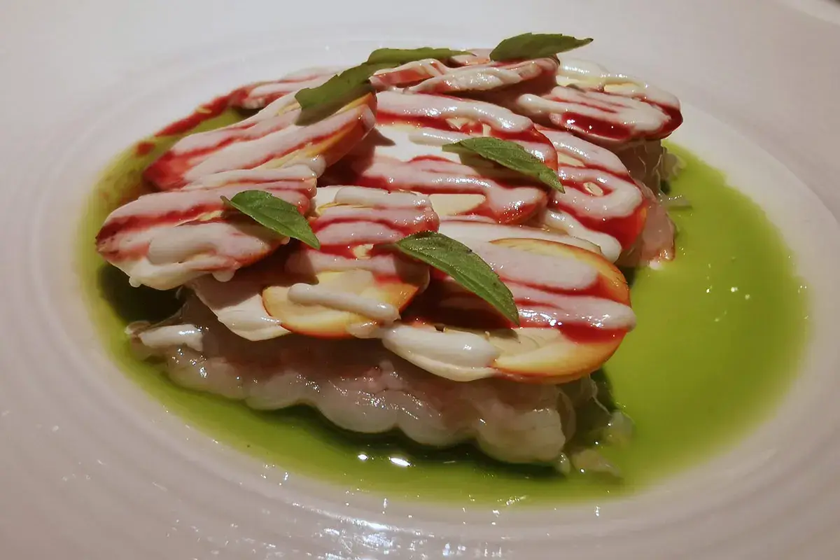 Scampi affumicati con ovuli, crema di caprino e gocce di rapa rossa L&rsquo;Ottava Nota, ristorante di classe modernamente gourmet