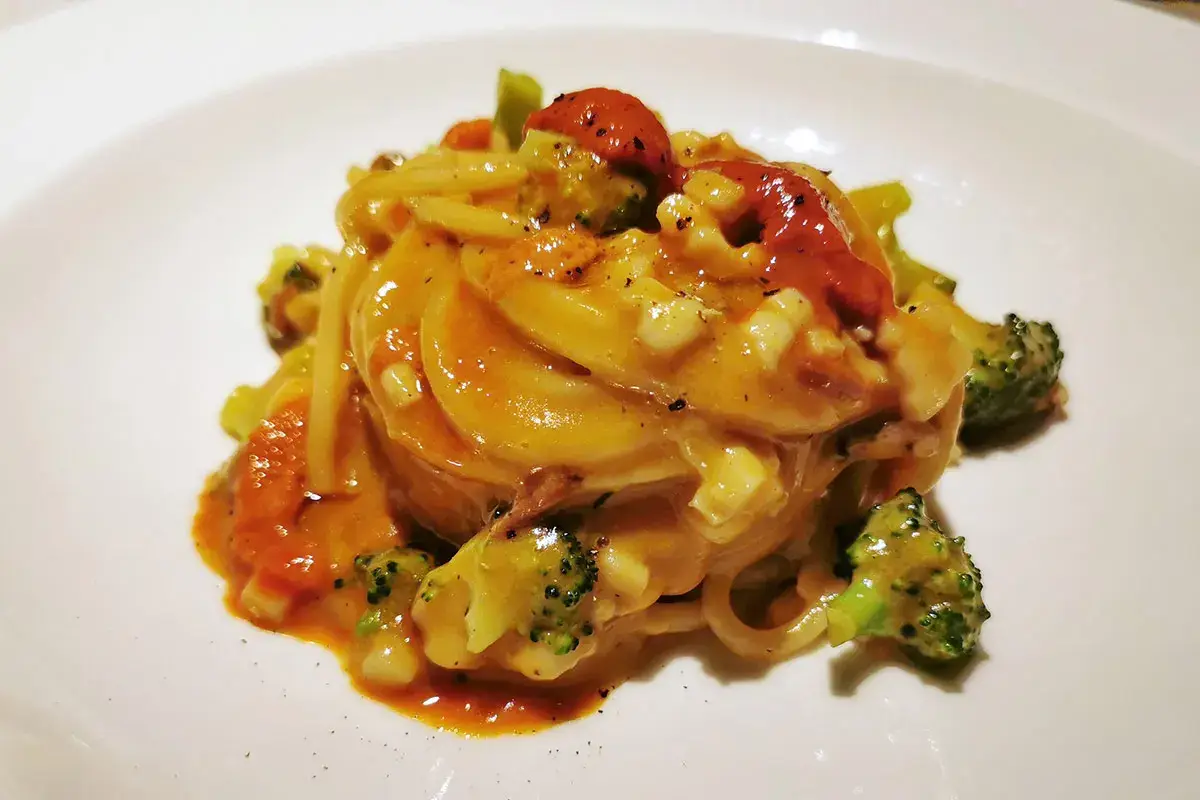 Spaghettoni con calamaro a dadini, fiocchi di sparacelli e ricci di mare L&rsquo;Ottava Nota, ristorante di classe modernamente gourmet