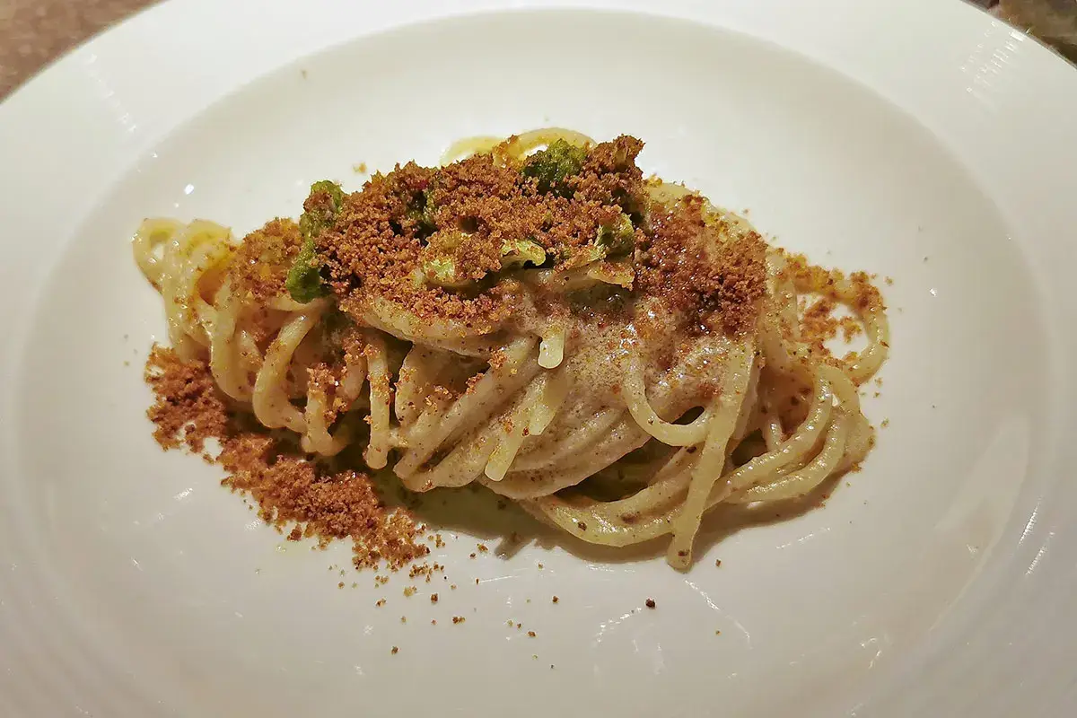Spaghetti con maionese di bottarga, cavolfiore fritto, aglio di Nubia e pangrattato tostato L&rsquo;Ottava Nota, ristorante di classe modernamente gourmet