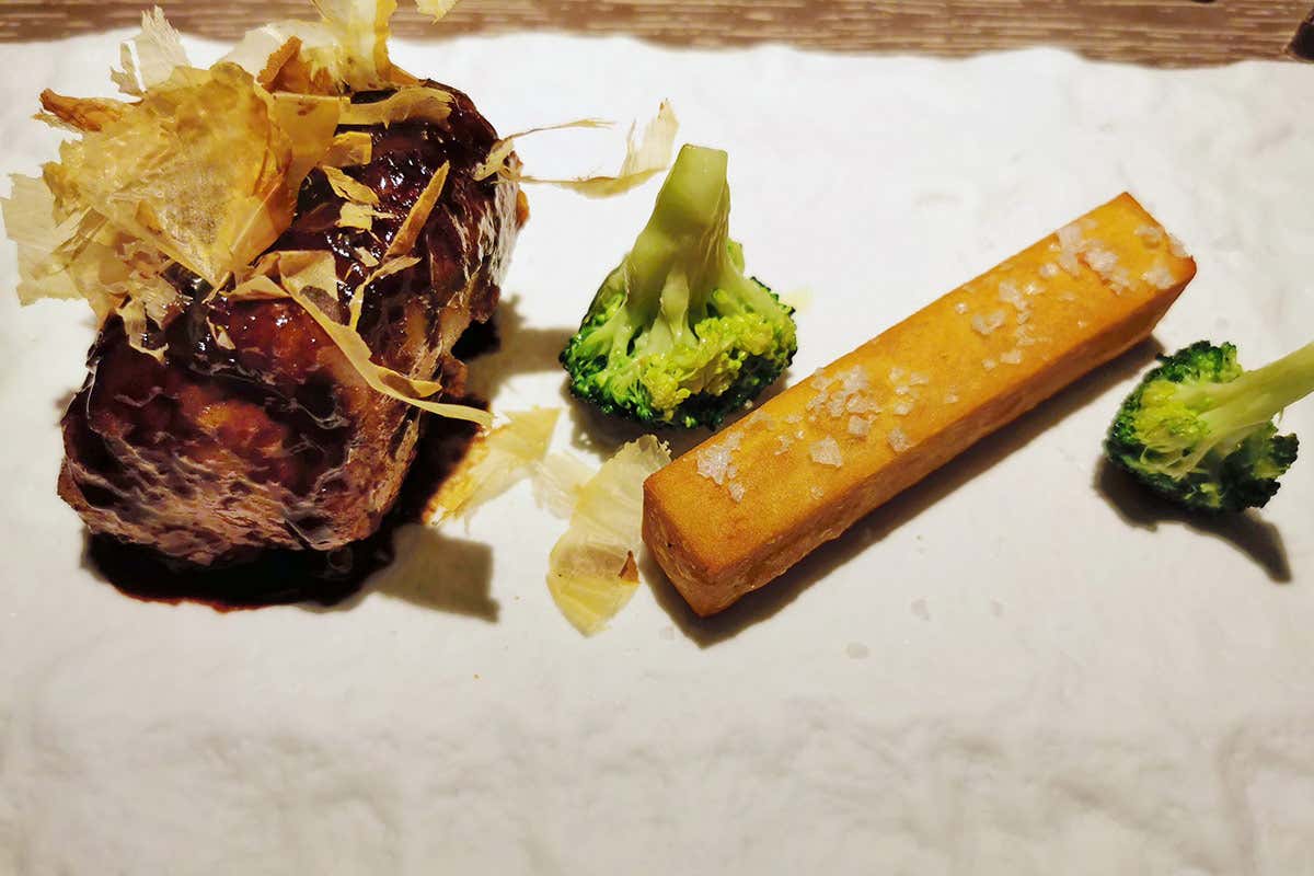 Rana pescatrice nappata al Pinot noir e katsuobushi con panella di ceci e sparacelli all’aglio L’Ottava Nota, ristorante di classe modernamente gourmet Rana pescatrice nappata al Pinot noir e katsuobushi con panella di ceci e sparacelli all’aglio L’Ottava Nota, ristorante di classe modernamente gourmet