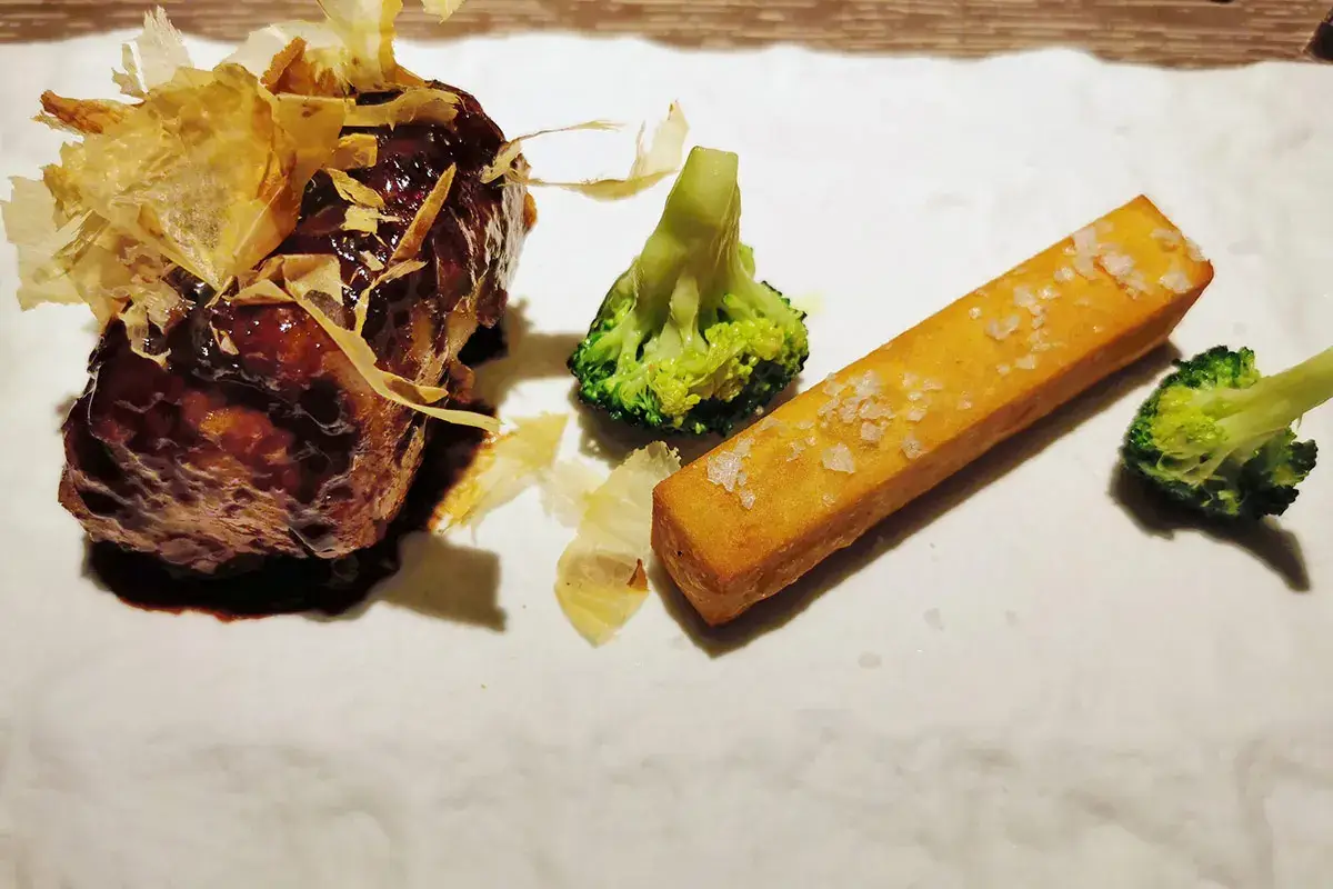 Rana pescatrice nappata al Pinot noir e katsuobushi con panella di ceci e sparacelli all&rsquo;aglio L&rsquo;Ottava Nota, ristorante di classe modernamente gourmet