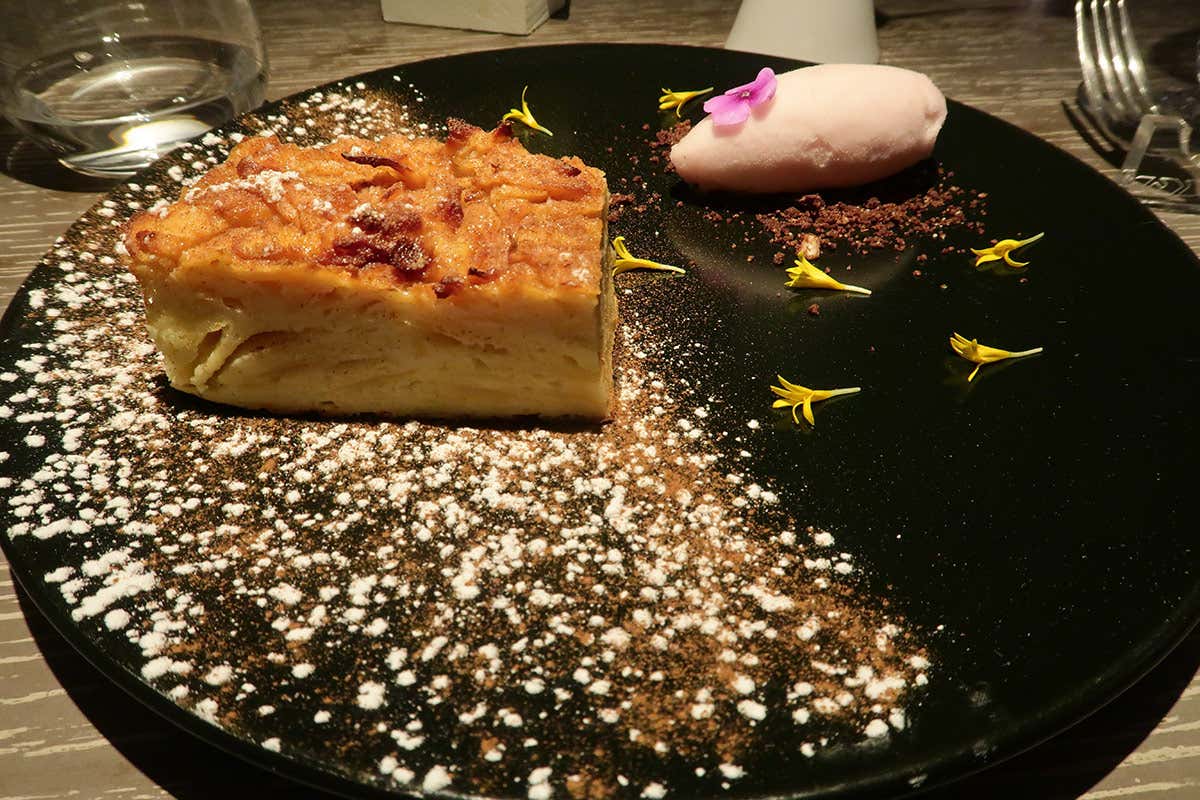 Gâteau di mele con quenelle di gelato di cannella L’Ottava Nota, ristorante di classe modernamente gourmet Gâteau di mele con quenelle di gelato di cannella L’Ottava Nota, ristorante di classe modernamente gourmet