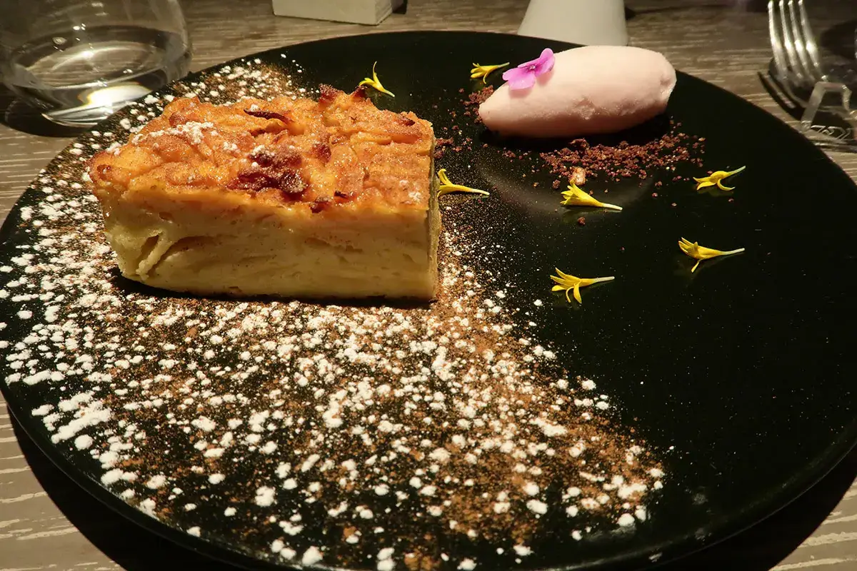 G&acirc;teau di mele con quenelle di gelato di cannella L&rsquo;Ottava Nota, ristorante di classe modernamente gourmet