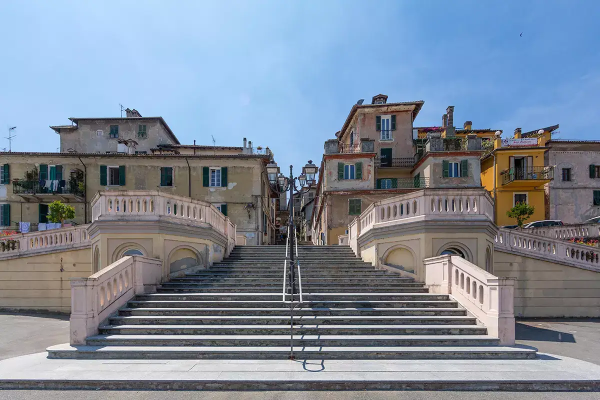 Ovada, Piazza Castello Pasqua in van? Direzione Piemonte!