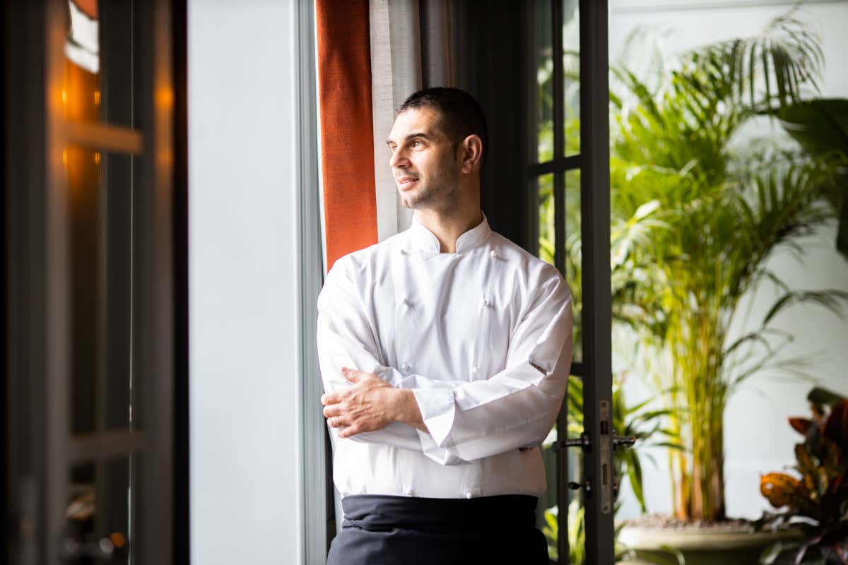 Dalla pasta fatta a mano ai vini “volanti”: il ristorante che racconta l’ospitalità come una casa