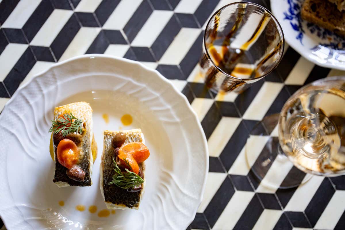 Dalla pasta fatta a mano ai vini “volanti”: il ristorante che racconta l’ospitalità come una casa