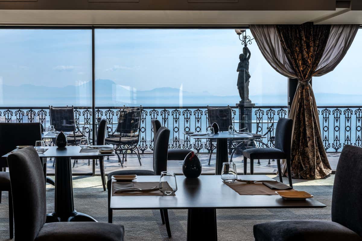 Dimenticate la solita Napoli: al George si cena con Oscar Wilde e il Vesuvio Dimenticate la solita Napoli: al George si cena con Oscar Wilde e il Vesuvio