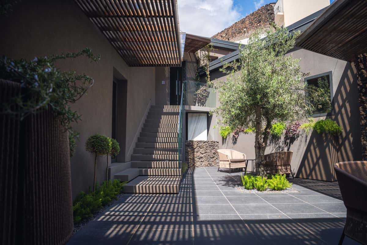 Sapio diventa casa di Catania: pietra lavica, mare e campagna nell’abbraccio dell’Etna