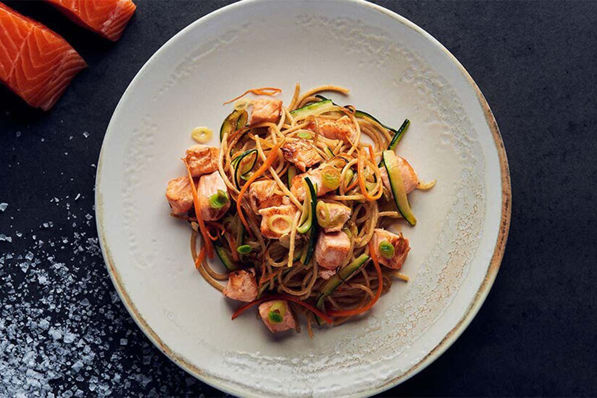 Pasta integrale con salmone norvegese e verdure saltate Pasta integrale con salmone norvegese e verdure saltate Pasta integrale con salmone norvegese e verdure saltate Pasta integrale con salmone norvegese e verdure saltate