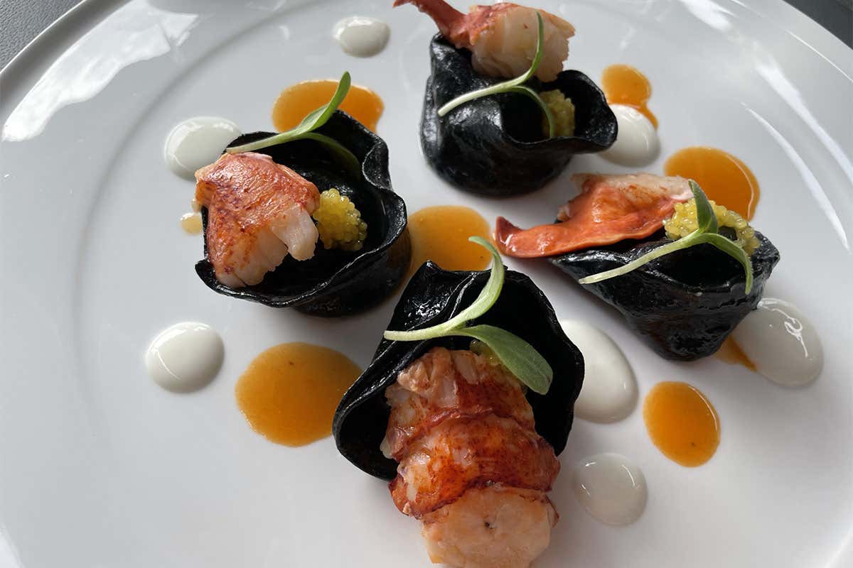 Tortello nero di burrata con astice, caviale golden Giaveri e pomodorini confit Benessere, cucina gourmet e tanti servizi: il Parco dei Principi meta al top