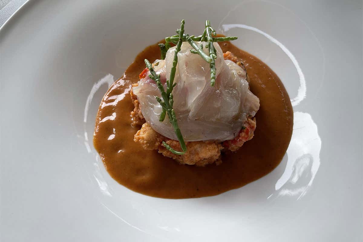 Carpaccio di spigola su panzanella romana e brodo di pomodoro alla brace Benessere, cucina gourmet e tanti servizi: il Parco dei Principi meta al top