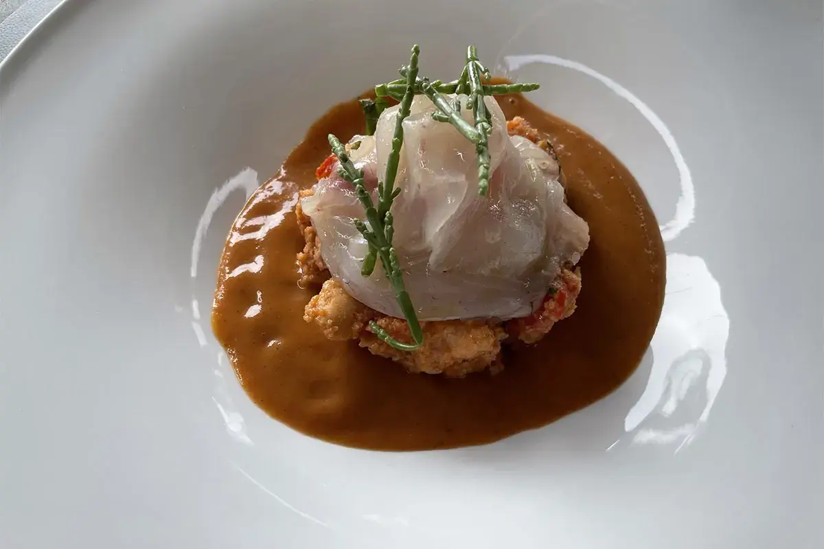 Carpaccio di spigola su panzanella romana e brodo di pomodoro alla brace Benessere, cucina gourmet e tanti servizi: il Parco dei Principi meta al top