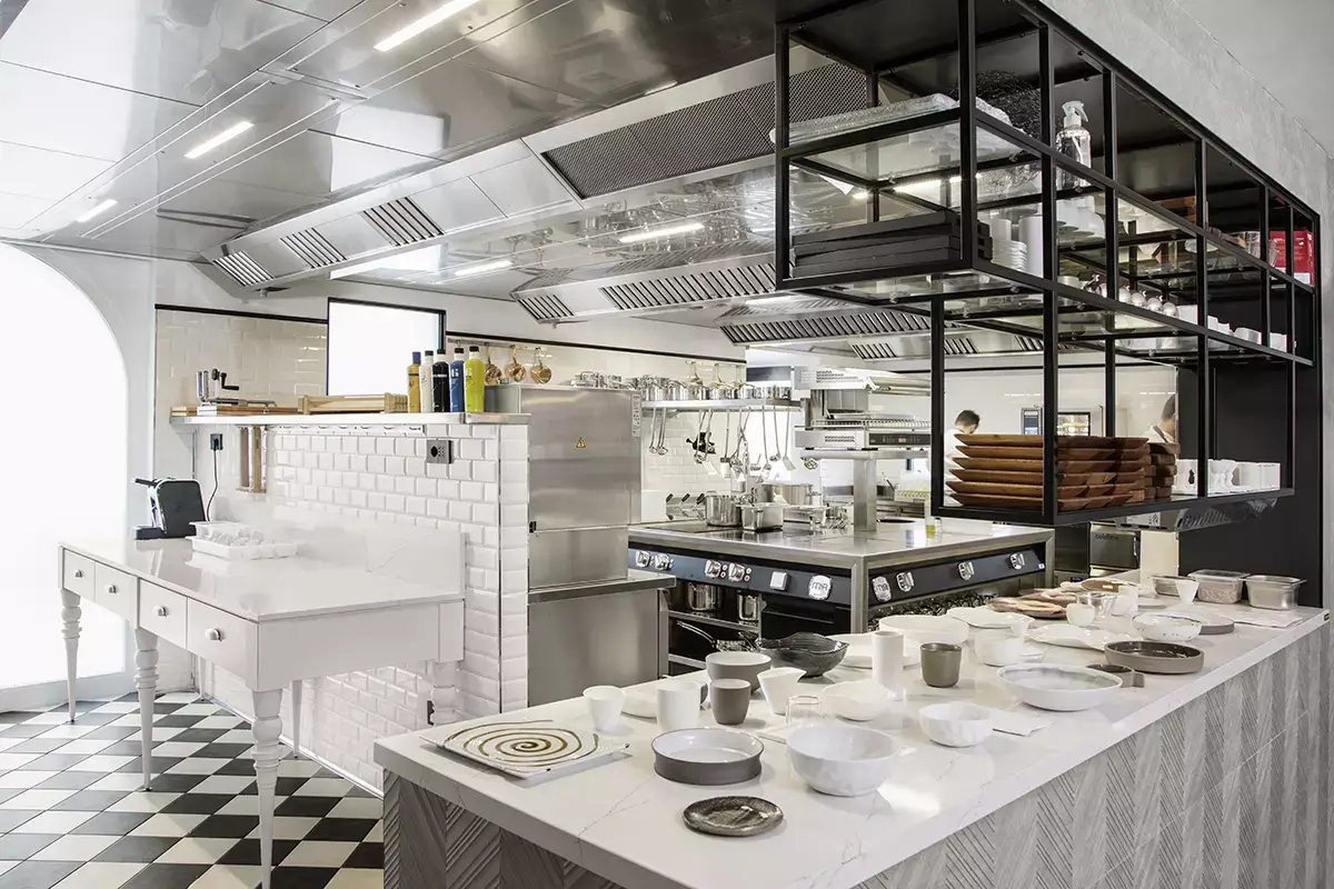 La cucina a vista Il Piacere secondo Peter Brunel in un menu ispirato a D’Annunzio