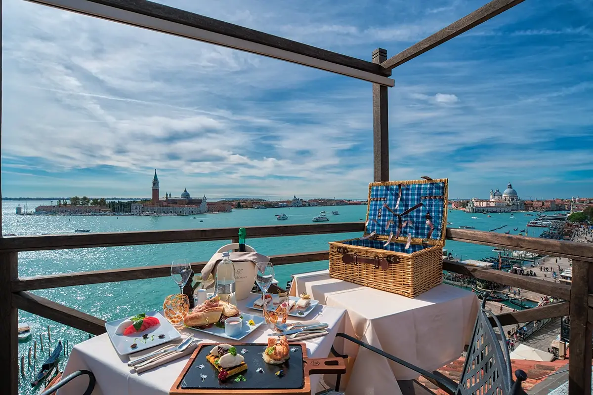 L'altana, terrazza tipica veneziana costruita sopra il tetto Una finestra su Venezia: tuffo nella storia all’Hotel Londra Palace