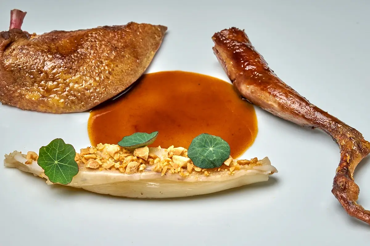 PICCIONE: petto e coscia farcita alla brace, indivia belga cotta in succo di calamansi, guanciale e arachidi salate Grand Hotel Parker’s, storia di uno scienziato che si scoprì albergatore