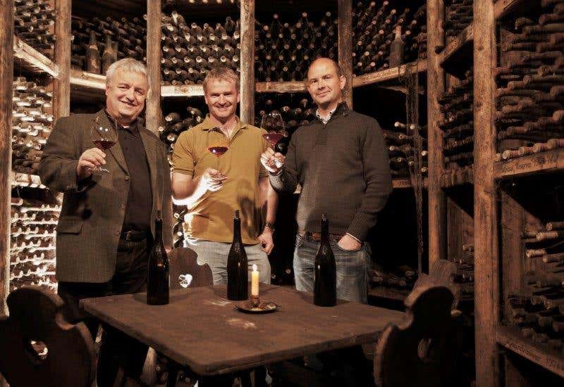 Joachim Heger, Paul Achs, Wolfgang Tratter nella cantina St. Pauls Joachim Heger, Paul Achs, Wolfgang Tratter nella cantina St. Pauls