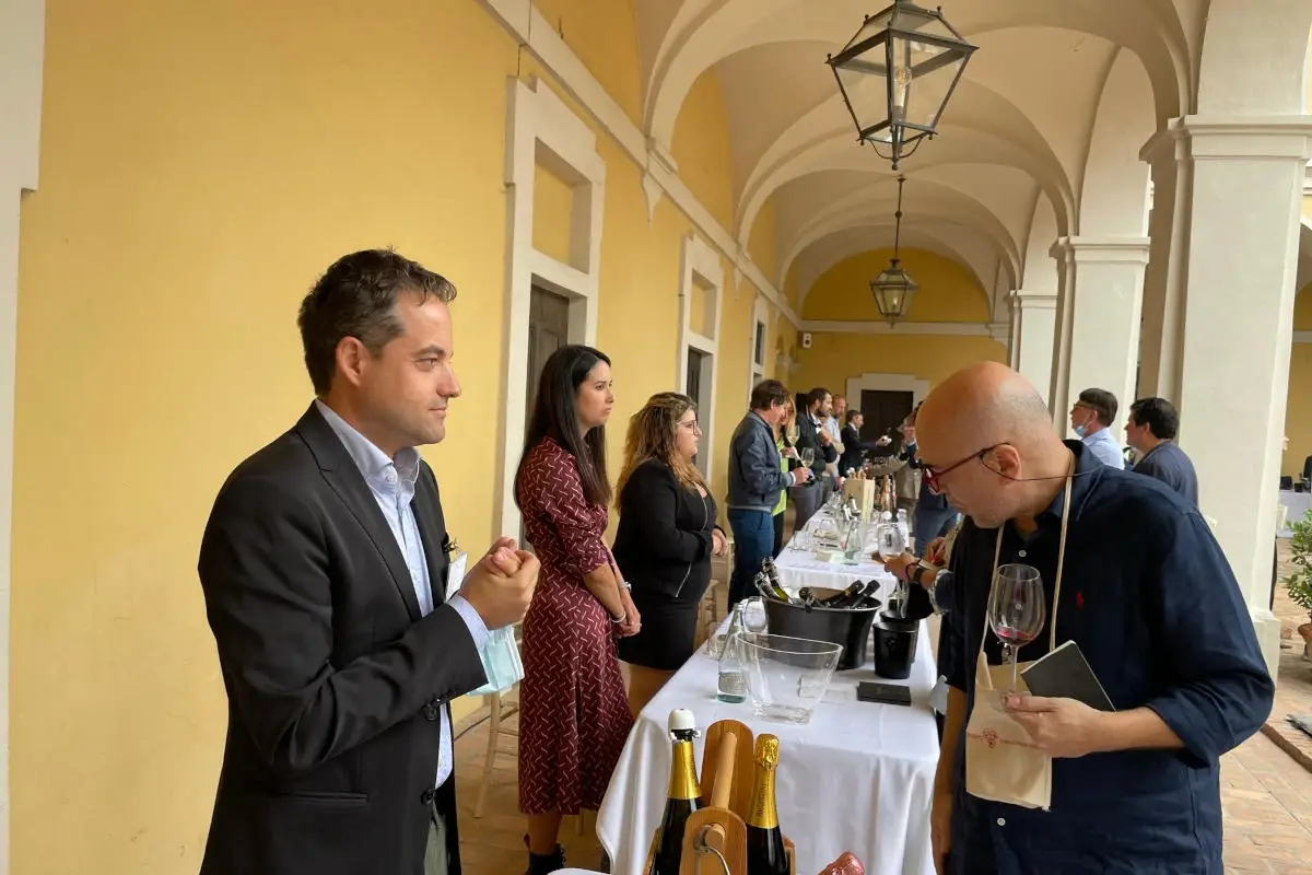 Banchi di degustazione a Oltrepò - Terra di Pinot Nero Pinot nero, anima di un territorio e segno di unità per l'Oltrepò pavese