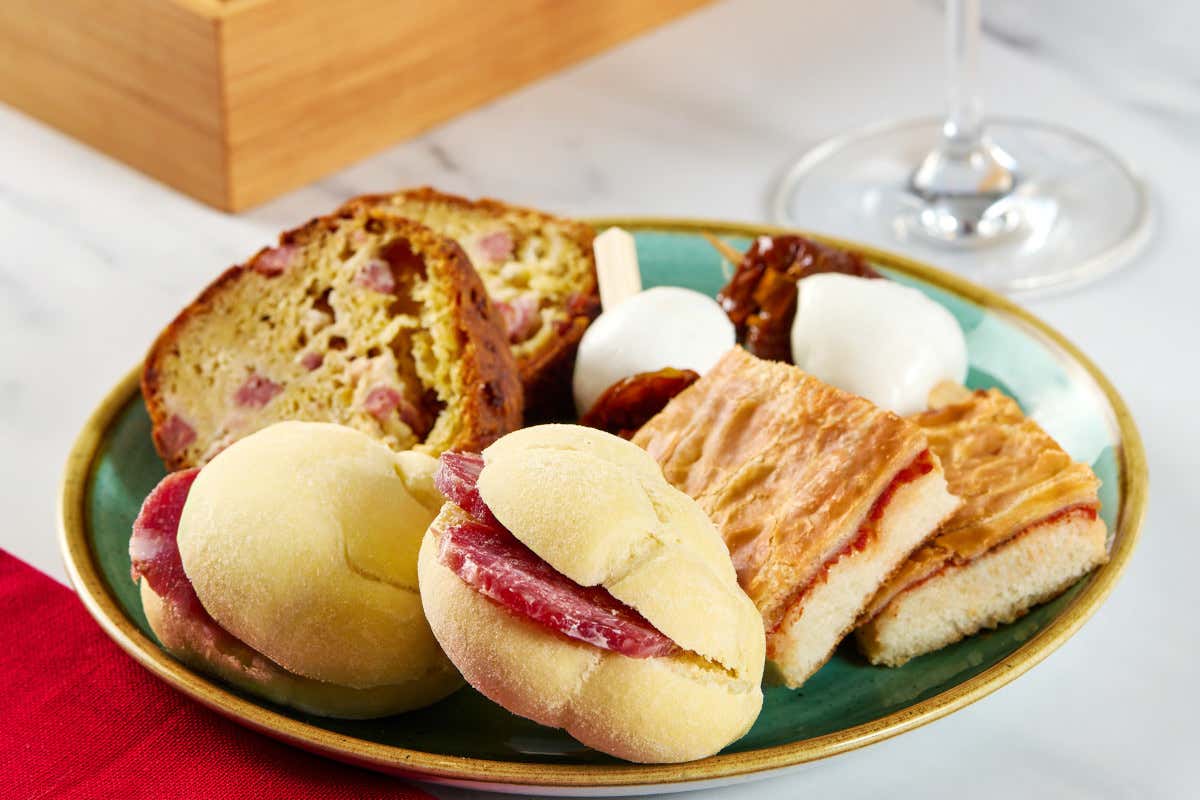 Babà salati e pandoro con friarielli: incontrare Napoli a CityLife a Milano Babà salati e pandoro con friarielli: incontrare Napoli a CityLife a Milano