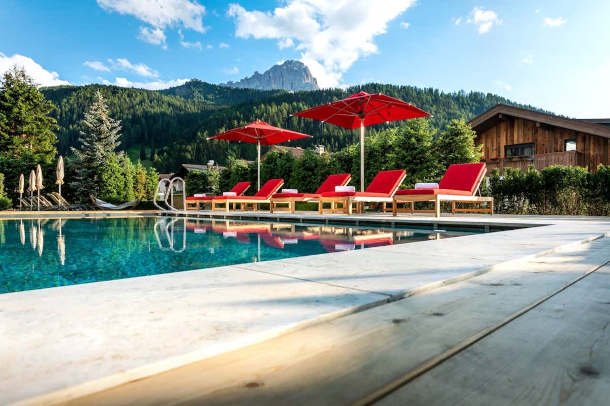 La piscina esterna dell'Hotel Tyrol