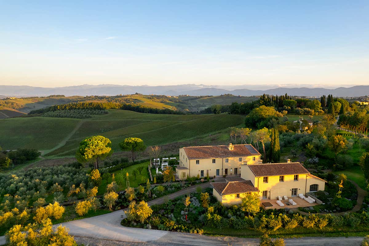 Dal recupero di un casolare cinquecentesco nasce un agriturismo di lusso che ricostruisce il dialogo tra villa storica, paesaggio agricolo e natura toscana