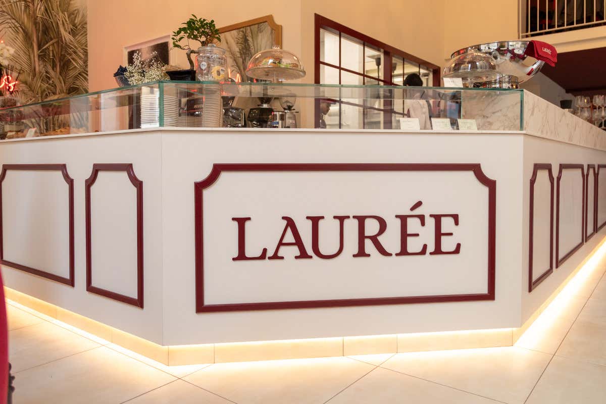 L’organizzazione degli spazi ruota attorno a un bancone a elle di nove metri