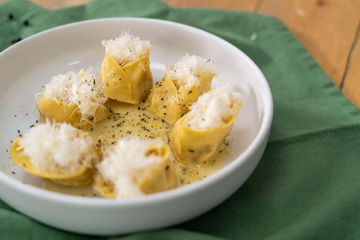 Raviolo al burro versato con Provolone Valpadana Dop piccante Provolone Valpadana Dop e “Chef in Camicia”, al via la collaborazione