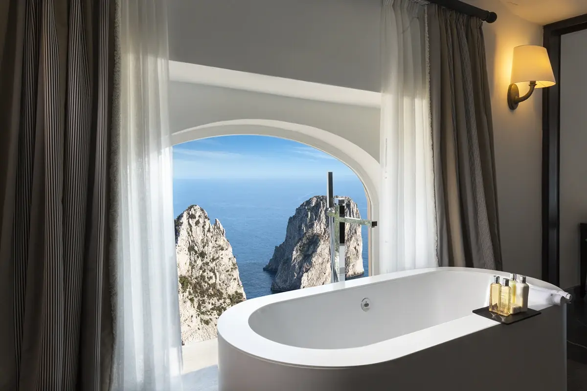 Bagno con vista La magia di Capri in una casa: benvenuti all’Hotel Punta Tragara