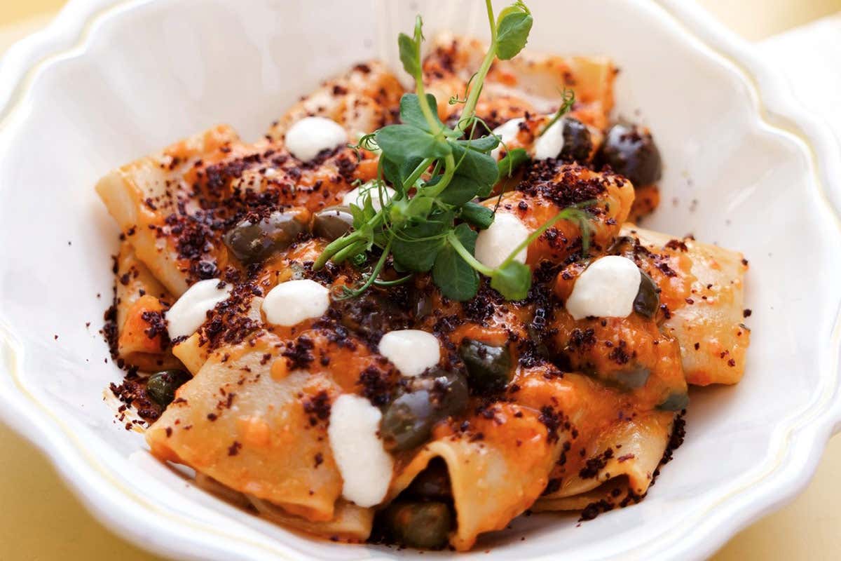 Pasta con peperoni arrostiti, olive e capperi: primo facile e cremoso