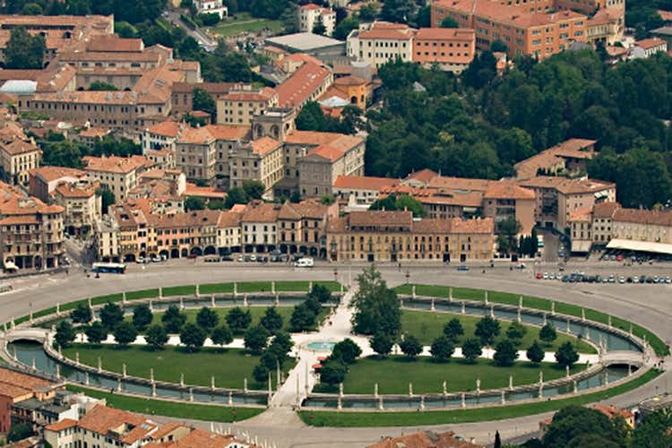 Prato della Valle, a Padova - Padova deserta, ristoranti in crisi Il Fuel: «Fioccano disdette»