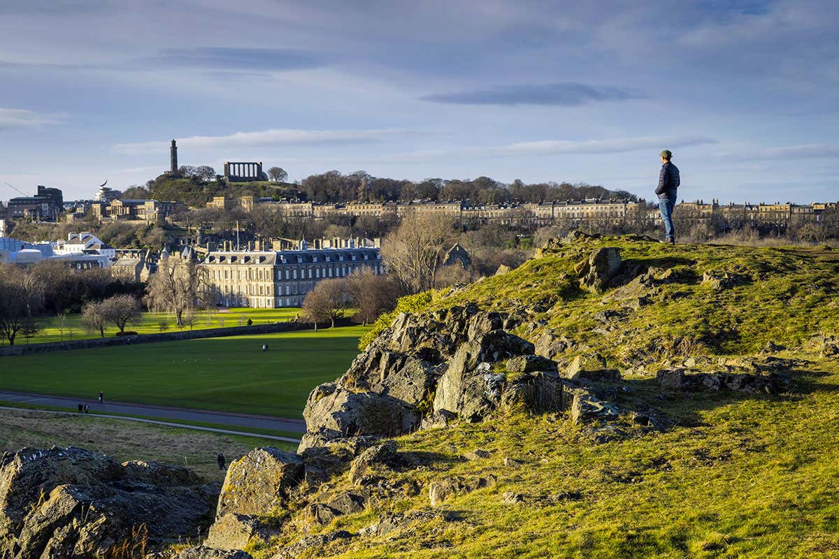 Il Palazzo di Holyroodhouse, residenza ufficiale del sovrano in Scozia, adagiato ai piedi delle colline selvagge dell'Holyrood Park