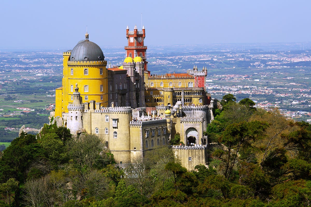 Il Palazzo si trova a meno di un’ora in auto da Lisbona Palácio Nacional da Pena, il castello più fiabesco del Portogallo